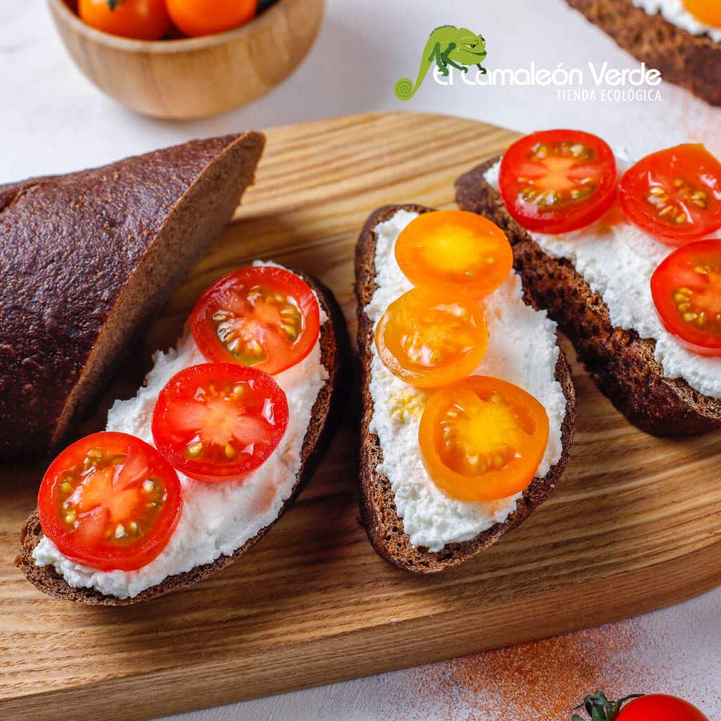 Ideas para un desayuno saludable - tostadas de pan integral con queso crema y tomates cherry