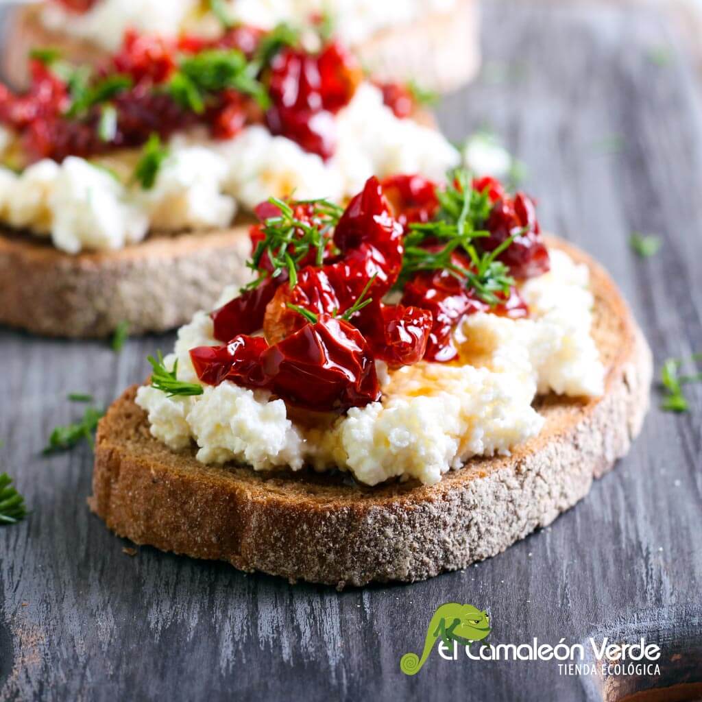 Tosta de tomate seco y crema para untar