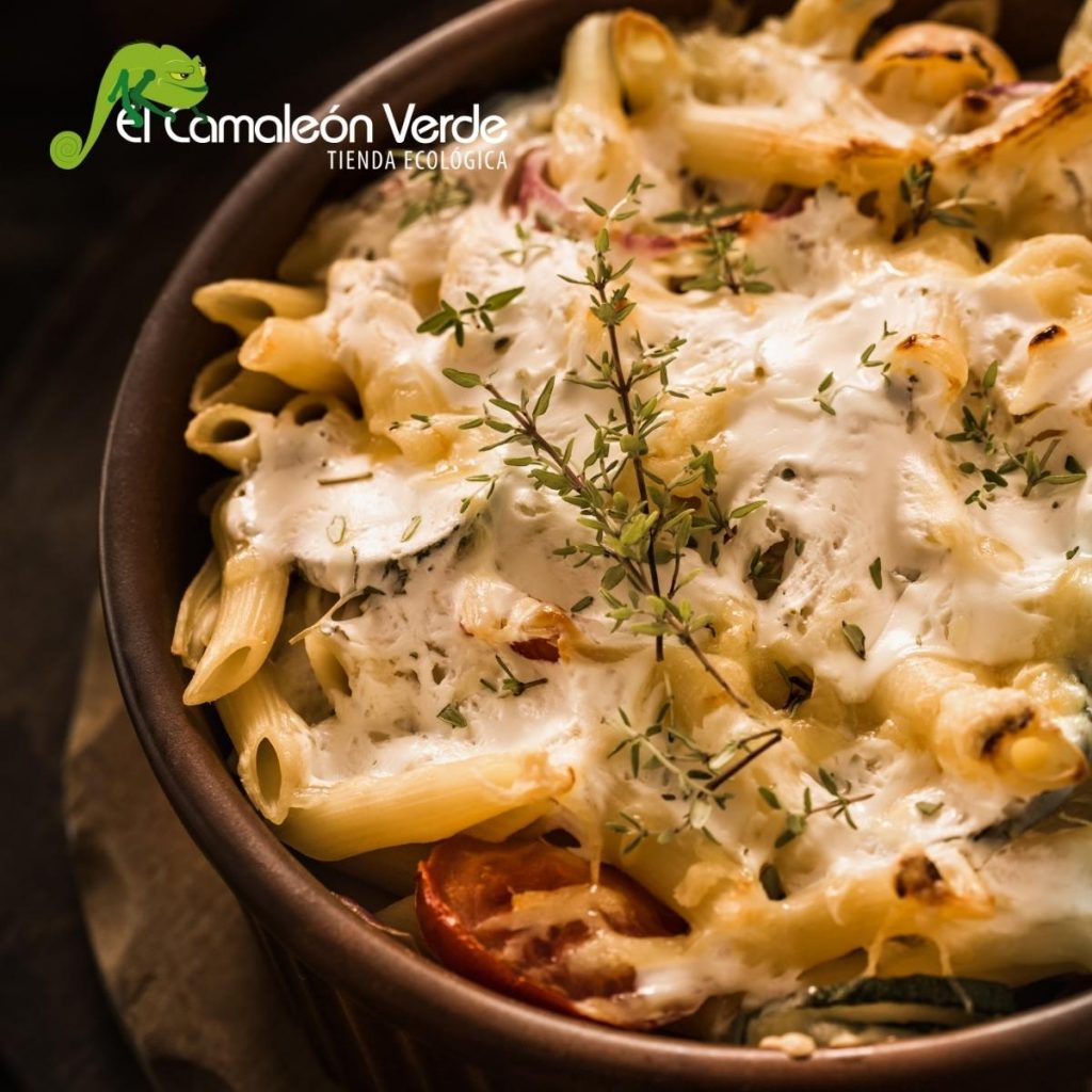 Pasta gratinada con nueces y tomate seco en salsa de verduras